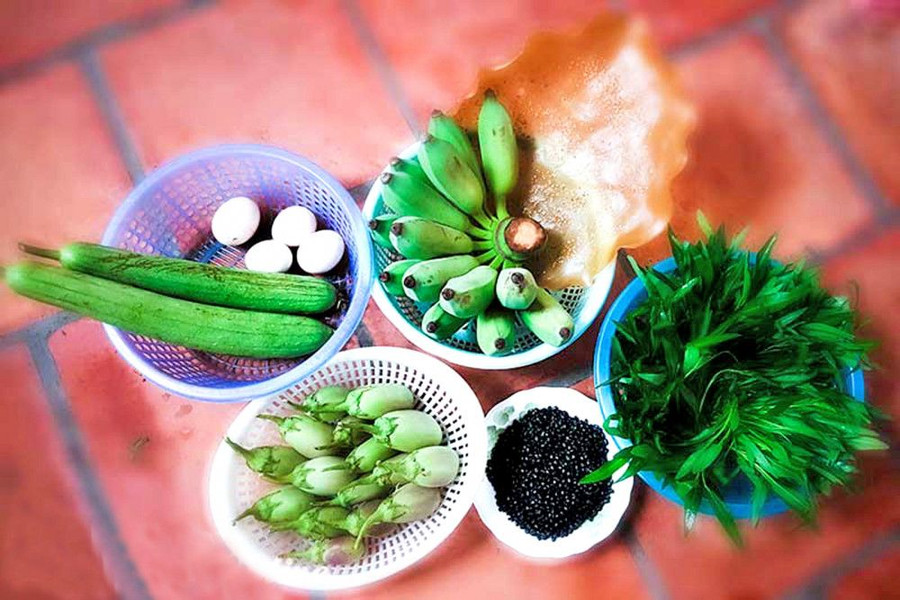 Quà quê theo chân dì lên phố đơn giản chỉ là những sản vật, hoa trái nơi vườn nhà… Quà quê theo chân dì lên phố đơn giản chỉ là những sản vật, hoa trái nơi vườn nhà…