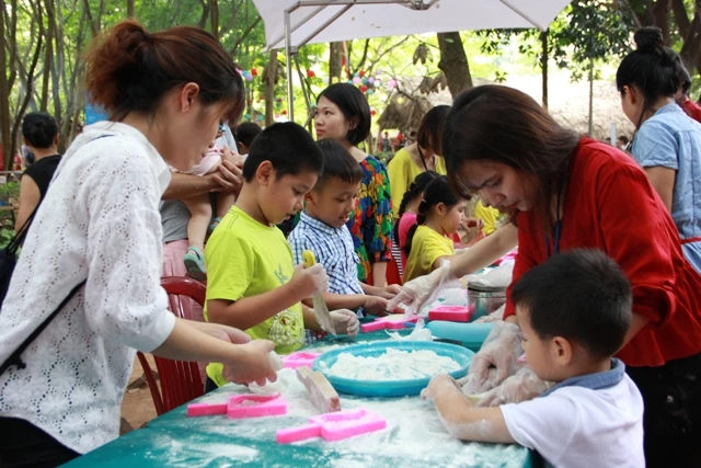 Giới thiệu và hướng dẫn cách làm ông tiến sỹ giấy, ông đánh gậy, đèn ông sao, đèn ông sư, đèn kéo quân, nặn hoa quả bột… là hoạt động đã duy trì nhiều năm tại Bảo tàng DTHVN. 