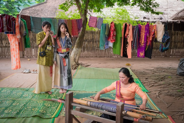 Du khách được chiêm ngưỡng dệt thổ cẩm trong chương trình “Trung thu 2018: Sắc màu văn hóa Ninh Thuận” Du khách được chiêm ngưỡng dệt thổ cẩm trong chương trình “Trung thu 2018: Sắc màu văn hóa Ninh Thuận”