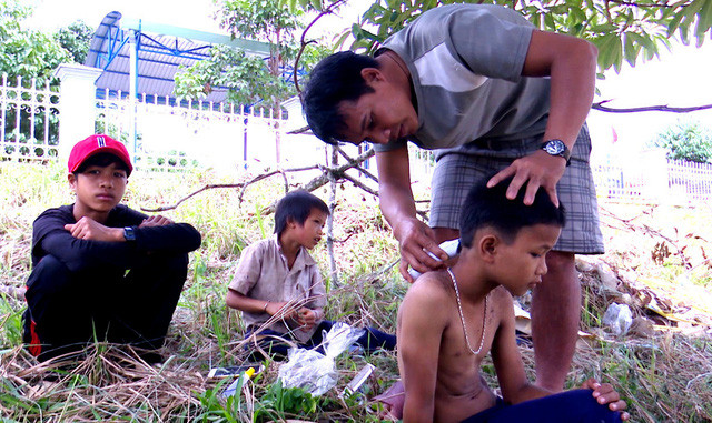 Thầy Sứ cắt tóc cho các em học sinh của trường. Ảnh: Dân trí Thầy Sứ cắt tóc cho các em học sinh của trường. Ảnh: Dân trí