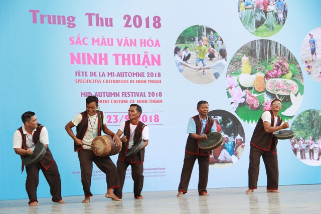 Trình diễn Mã la, trống (Raglai) Trình diễn Mã la, trống (Raglai)