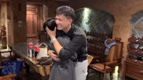 Sau khi cầu hôn thành công, cặp đôi Huỳnh Anh - Bạch Lan Phương ôm chặt lấy nhau vô cùng hạnh phúc.