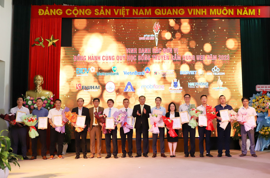 Lãnh đạo Trường ĐH Sư phạm, ĐH Đà Nẵng tặng hoa cám ơn các doanh nghiệp, đối tác đồng hành cùng Quỹ học bổng “Truyền cảm hứng UED”.