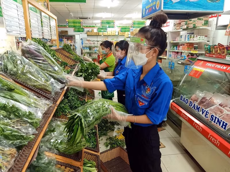 Đoàn viên thanh niên một phường tại TPHCM đi chợ hộ người dân.