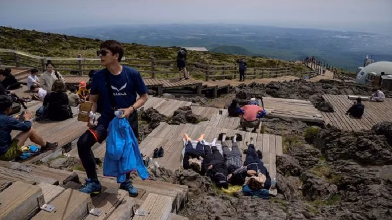 Các trường học và điểm tham quan của Jeju đã trở thành một thỏi nam châm thu hút người dân Trung Quốc và Hàn Quốc giàu có, làm tăng giá bất động sản.