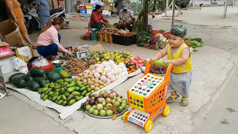 Trẻ sẽ học được nhiều kỹ năng nhờ đi chợ. Trẻ sẽ học được nhiều kỹ năng nhờ đi chợ.