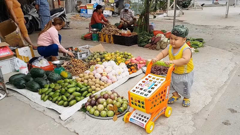 Trẻ sẽ học được nhiều kỹ năng nhờ đi chợ.