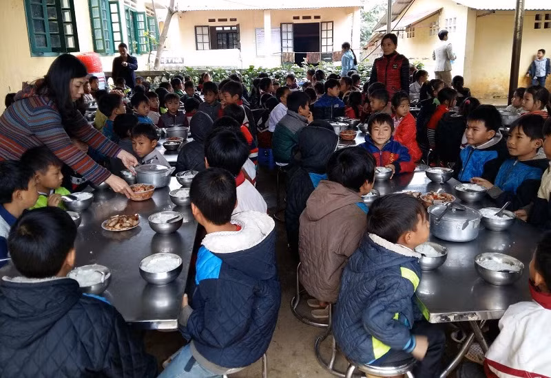 Duy trì sĩ số học sinh dịp áp Tết bằng những bữa ăn bán trú bảo đảm dinh dưỡng. Ảnh: NTCC