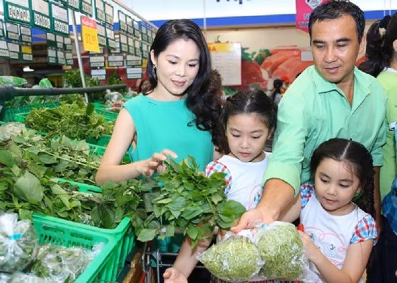 Gia đình diễn viên, MC Quyền Linh cùng đi mua thực phẩm.