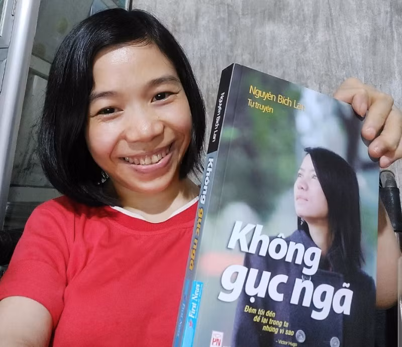 Trần Thúy Nga và cuốn sách giúp cô tìm được “sứ mệnh cuộc đời”. Ảnh: NVCC