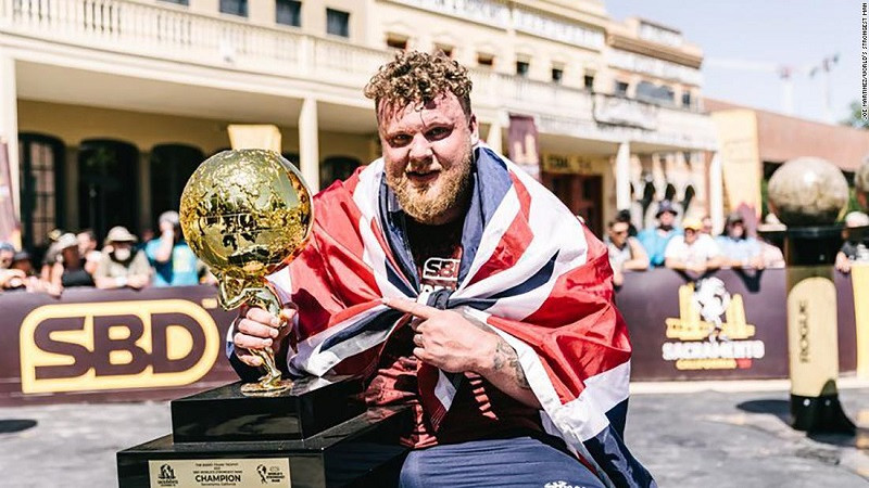 Tom Stoltman (SN 1994), nhà vô địch World’s Strongest Man 2021.