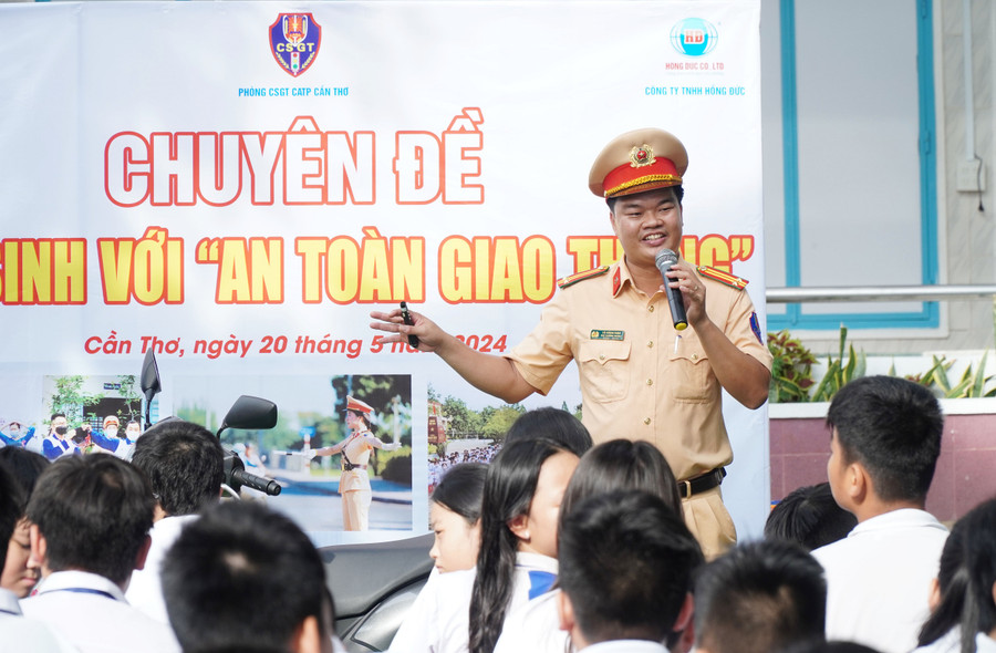 Công an TP Cần Thơ đến trường tuyên truyền an toàn giao thông cho học sinh. Ảnh: T. Thật