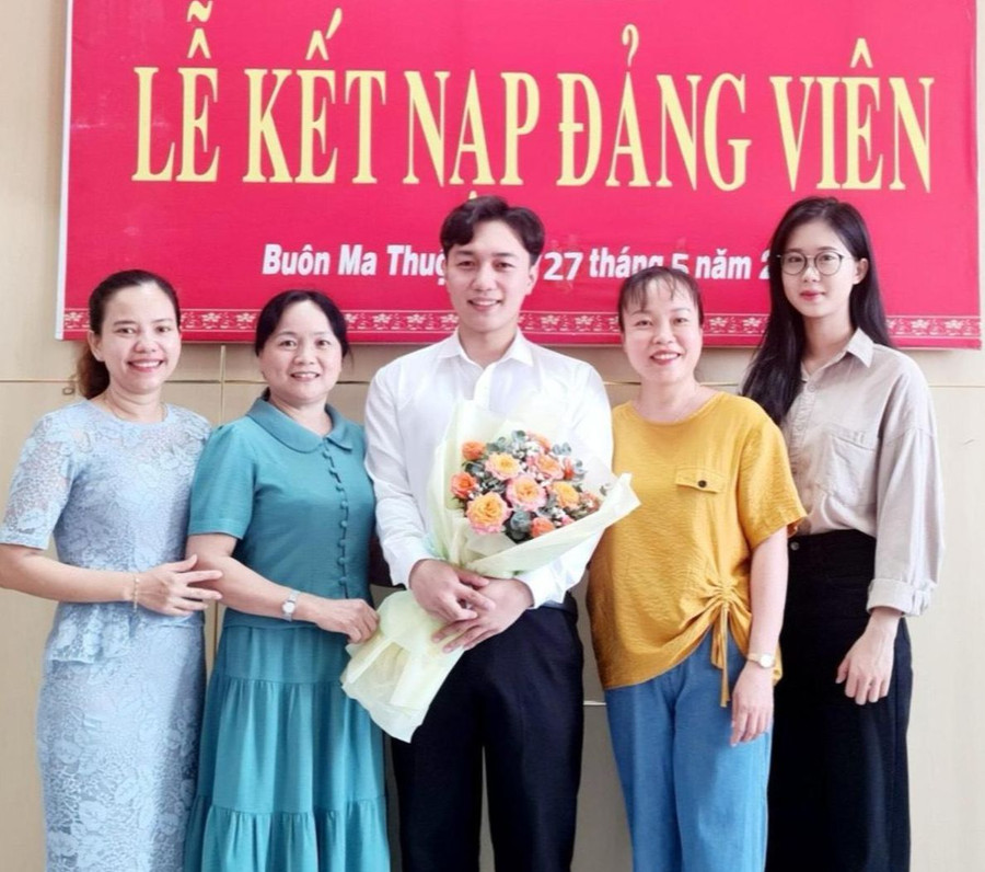 Đỗ Xuân Việt (đứng giữa) trong buổi lễ kết nạp Đảng.