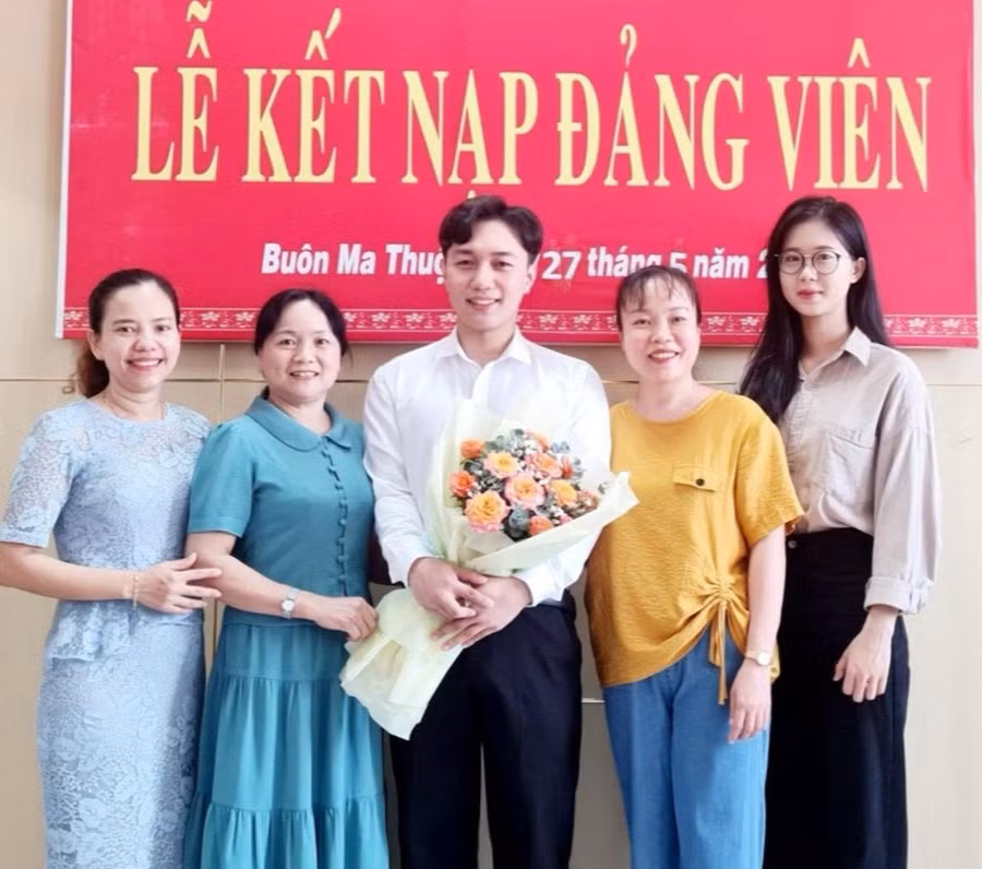 Đỗ Xuân Việt (đứng giữa) trong buổi lễ kết nạp Đảng. Đỗ Xuân Việt (đứng giữa) trong buổi lễ kết nạp Đảng.