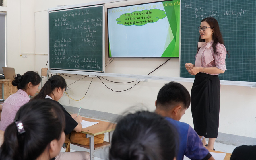  Cô Nguyễn Thị An - Trường THPT Nguyễn Xuân Ôn (Diễn Châu, Nghệ An) trao đổi kỹ năng làm bài thi cho học sinh Trường THPT Mường Quạ (Con Cuông, Nghệ An). Ảnh: Hồ Lài