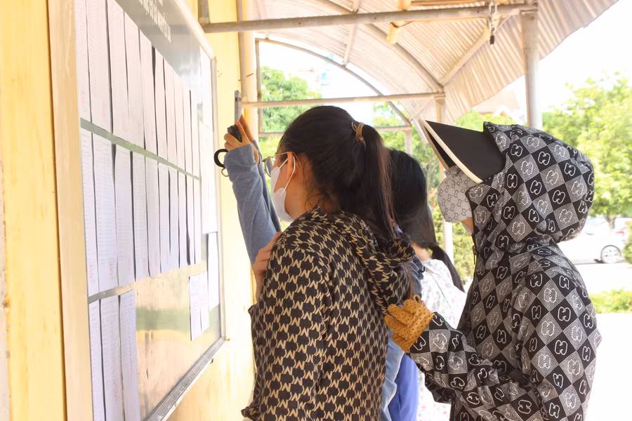 Học sinh dự thi tuyển sinh lớp 10 THPT tại điểm thi Trường THCS Nguyễn Du (TP Hà Tĩnh, Hà Tĩnh). Ảnh Hồ Phương Học sinh dự thi tuyển sinh lớp 10 THPT tại điểm thi Trường THCS Nguyễn Du (TP Hà Tĩnh, Hà Tĩnh). Ảnh Hồ Phương