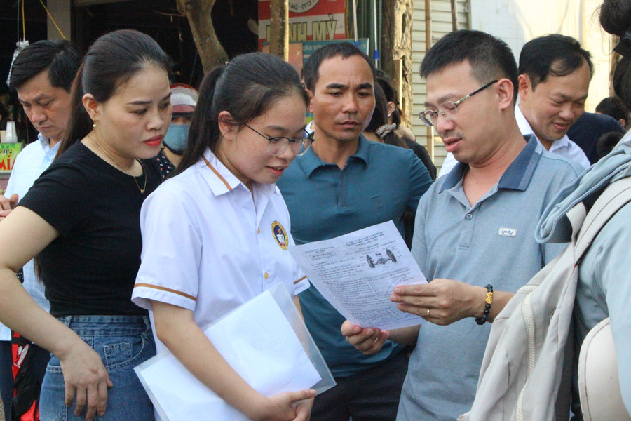 Học sinh Hà Tĩnh trao đổi kết quả bài làm với giáo viên sau khi kết thúc môn thi. Ảnh: Hồ Phương