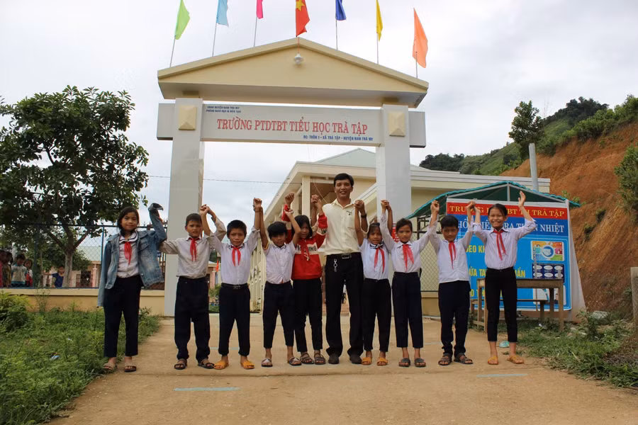 Nhờ sự tận tình của thầy hiệu trưởng, nhiều năm qua học trò ở Trà Tập không chỉ ăn nhiều bữa cơm có thịt mà còn được học trong những điểm trường khang trang