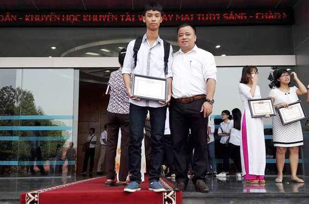 Lê Vũ Lợi ( bên trái) Lê Vũ Lợi ( bên trái)