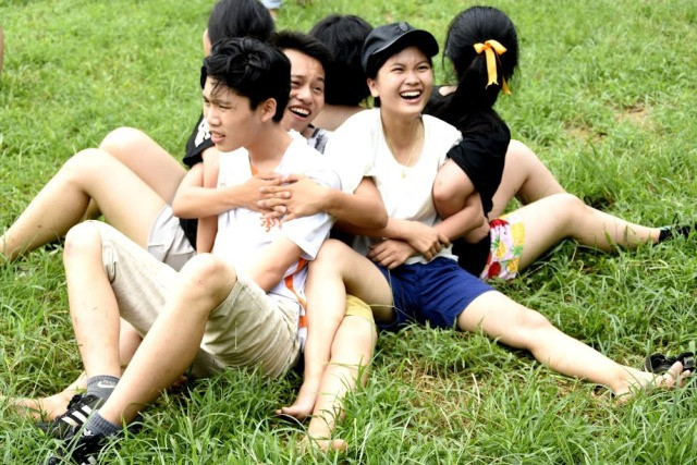 Một trong những trải nghiệm đặc biệt nhất ở hội trại Stars Camping là các thành viên gắn kết với nhau thông qua những trò chơi đồng đội. Từ xa lạ, mỗi người một tỉnh, mỗi người một trường nhưng tại Stars Camping không khó để bắt gặp những cái nắm tay thật chặt hay những khoảnh khắc vai bá vai.