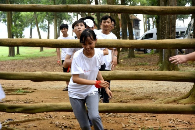 Dễ dàng bắt gặp những bước chạy hết tốc lực ở trên những đồng cỏ xanh, những giọt mồ hôi trên trán và cả những nụ cười luôn nở trên môi. Nếu từng trại sinh là những đốm lửa thanh xuân nhiệt huyết đẹp đẽ thì Stars Camping bừng cháy ngọn lửa của tuổi trẻ với những khát khao xanh.