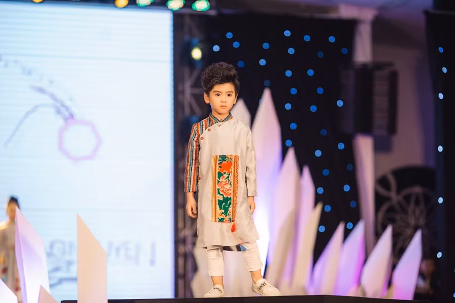 Vòng casting của Siêu sao tài năng nhí 2017 sẽ được diễn ra vào ngày13/8/2017 với sự tham gia dự kiến của hơn 200 thí sinh nhí đến từ mọi miền tổ quốc. Thí sinh tham gia dự thi phải trải qua 2 phần thi là thể hiện khả năng ở các lĩnh vực đăng ký và trả lời phỏng vấn. Ban giám khảo sẽ lựa chọn ra 15 gương mặt xuất sắc nhất tại 5 lĩnh trong vòng casting cùng với 15 thí sinh xuất sắc nhất của vòng online để bước vào “Vòng siêu sao”, và cuối cùng, những gương mặt nhí nổi bật nhất sẽ tỏa sáng trong đêm chung kết. Mẫu nhí Trần Minh Đức trong trang phục Phương Nguyễn Silk.