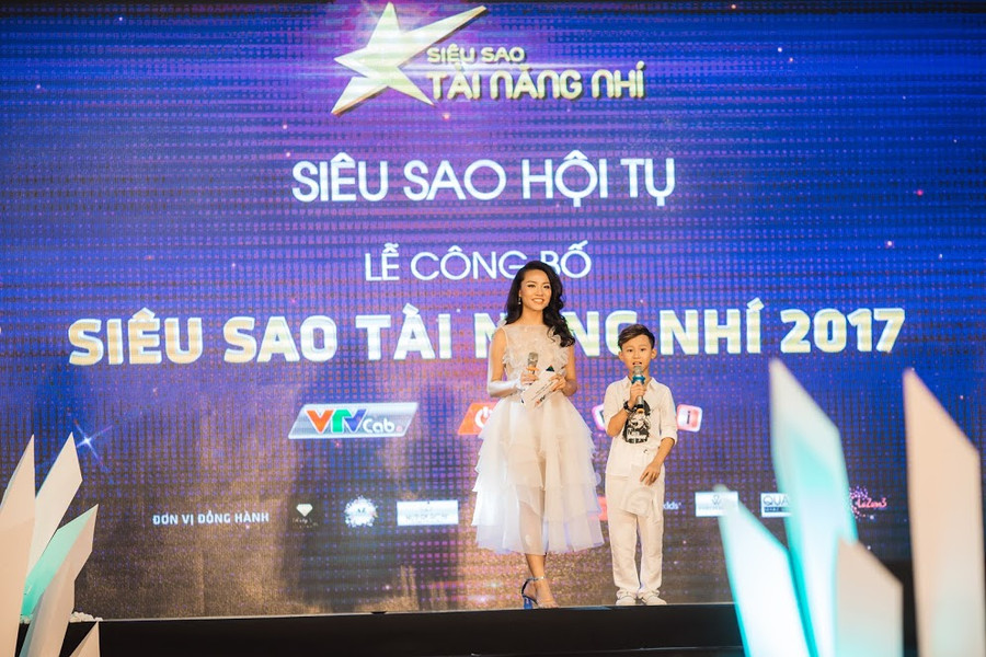 Bên cạnh việc công bố các thông tin chương trình Siêu sao tài năng nhí 2017 giúp cho khán giả cũng như các thí sinh hiểu rõ hơn về chương trình và cách thức đăng ký, Siêu sao Hội tụ còn là đêm đại nhạc hội thời trang hoành tráng được đầu tư công phu và xây dựng theo quy chuẩn quốc tế. Ảnh: MC Phong Linh xinh đẹp và MC Nhí Phúc Minh. Bên cạnh việc công bố các thông tin chương trình Siêu sao tài năng nhí 2017 giúp cho khán giả cũng như các thí sinh hiểu rõ hơn về chương trình và cách thức đăng ký, Siêu sao Hội tụ còn là đêm đại nhạc hội thời trang hoành tráng được đầu tư công phu và xây dựng theo quy chuẩn quốc tế. Ảnh: MC Phong Linh xinh đẹp và MC Nhí Phúc Minh.