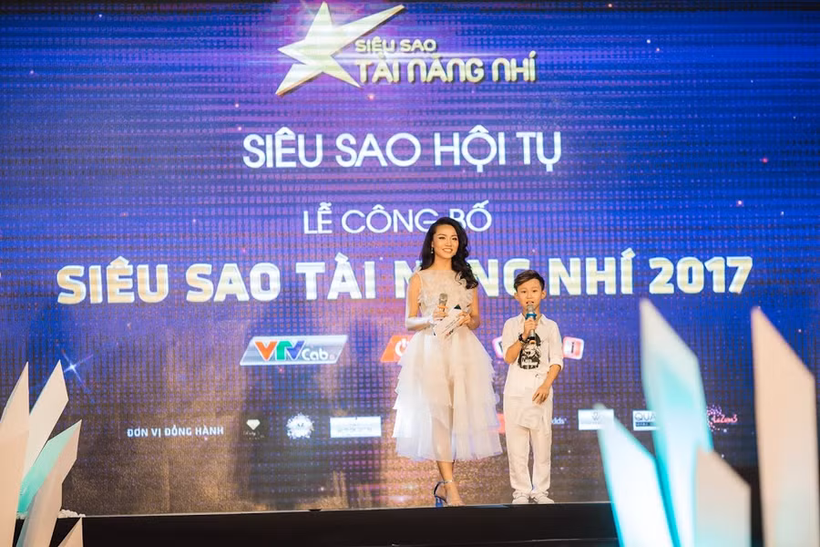 Bên cạnh việc công bố các thông tin chương trình Siêu sao tài năng nhí 2017 giúp cho khán giả cũng như các thí sinh hiểu rõ hơn về chương trình và cách thức đăng ký, Siêu sao Hội tụ còn là đêm đại nhạc hội thời trang hoành tráng được đầu tư công phu và xây dựng theo quy chuẩn quốc tế. Ảnh: MC Phong Linh xinh đẹp và MC Nhí Phúc Minh.