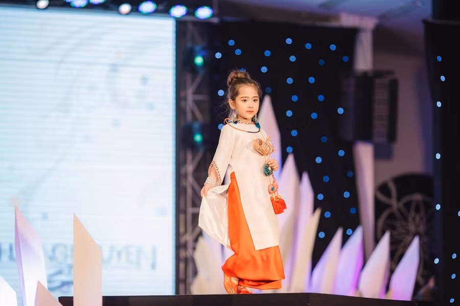 Điều đặc biệt cũng như thu hút sự chính là sự xuất hiện của 100 siêu mẫu nhí nổi tiếng khắp cả nước cùng nhau tham gia tranh tài. Những cái tên như bé Minh Đức, bé Khánh Linh, bé Huyền Vy, bé Hữu Nhật,… dường như đã quá quen thuộc đối với khán giả bởi độ phủ sóng rộng khắp các chương trình nghệ thuật dành cho thiếu nhi. Ảnh: Mẫu nhí Khánh Linh trong trang phục của Phương Nguyễn Silk.