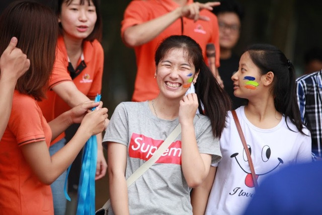 “Ban đầu các em khá rụt rè, e ngại, nhưng khi các anh chị trong BTC, sinh viên trong trường động viên, cổ vũ, truyền nhiệt thì các em cực kì thích thú, tham gia nhiệt tình, không còn cảm giá xa lạ nữa. Ấn tượng nhất là buổi tối. Sau một ngày vất vả với những thử thách mà BTC đưa ra, lúc này các em đã quen với nhau, nên thoải mái chia sẻ, còn hồ hởi dạy nhau múa hát để tiết mục biểu diễn của đội thêm hấp dẫn. Sự bạo dạn, thích thú của các em chính là món quà để BTC có thêm động lực tổ chức nhiều hơn nữa những chương trình tiếp theo” – anh Lê Quang Dũng, thành viên BTC cho biết.