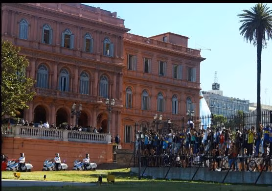 Để được thấy quan tài thần tượng, người hâm mộ đứng ở bất cứ đâu có thể.