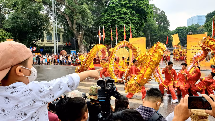Mặc dù trời mưa khiến cho mặt đường trơn trượt thế nhưng vẫn không thể cản bước được ngọn lửa nhiệt huyết của các đội thi với mong muốn đem tới cho khán giả những tiết mục đặc sắc nhất.