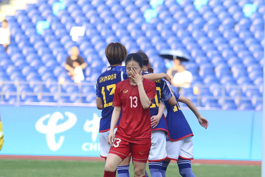 Đội tuyển nữ Việt Nam thất vọng sau trận thua đậm Nhật Bản ở ASIAD 19. Ảnh: INT.