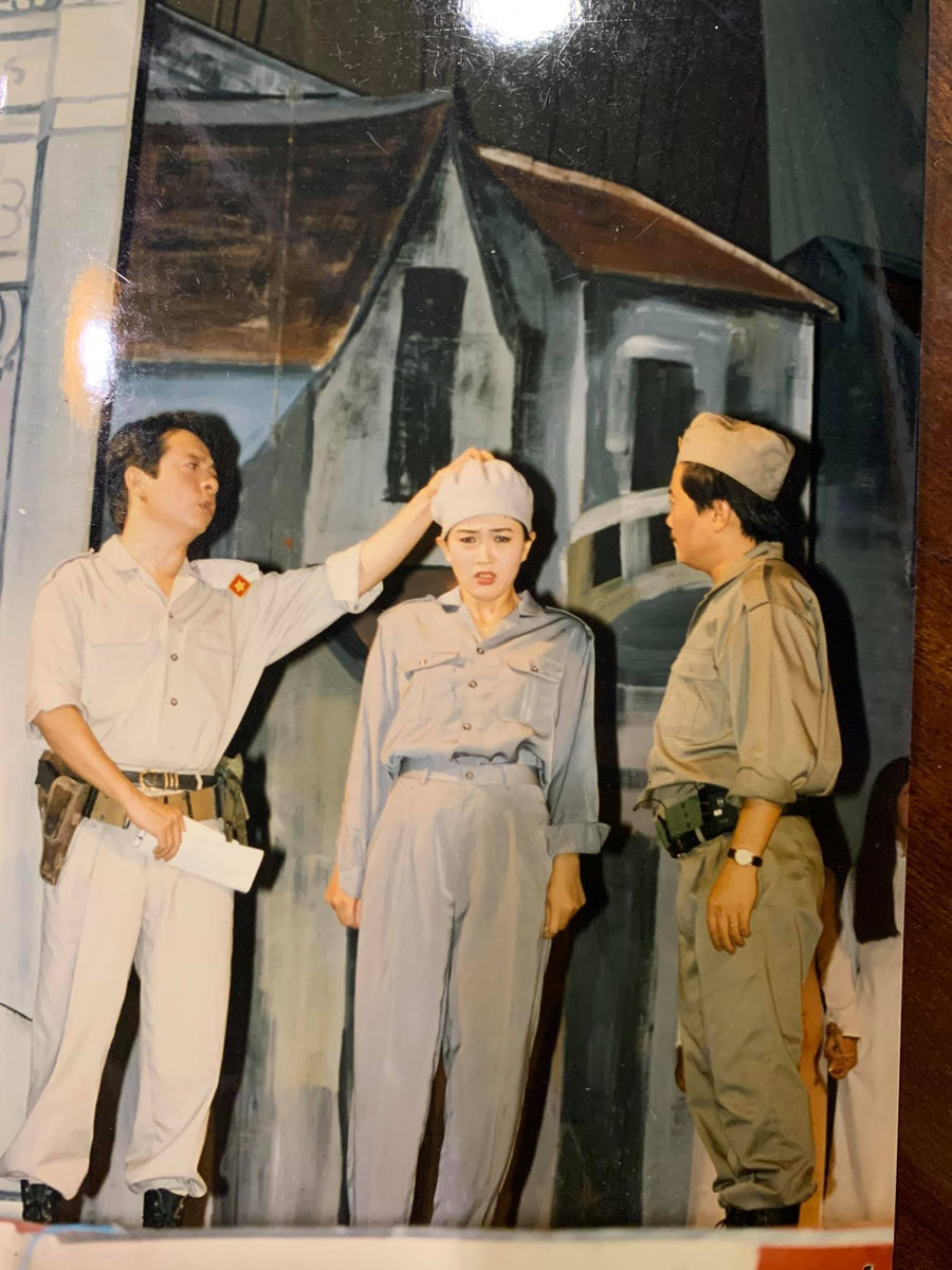 Một số ảnh tư liệu trong vở “Hẹn ngày trở lại”. Một số ảnh tư liệu trong vở “Hẹn ngày trở lại”.