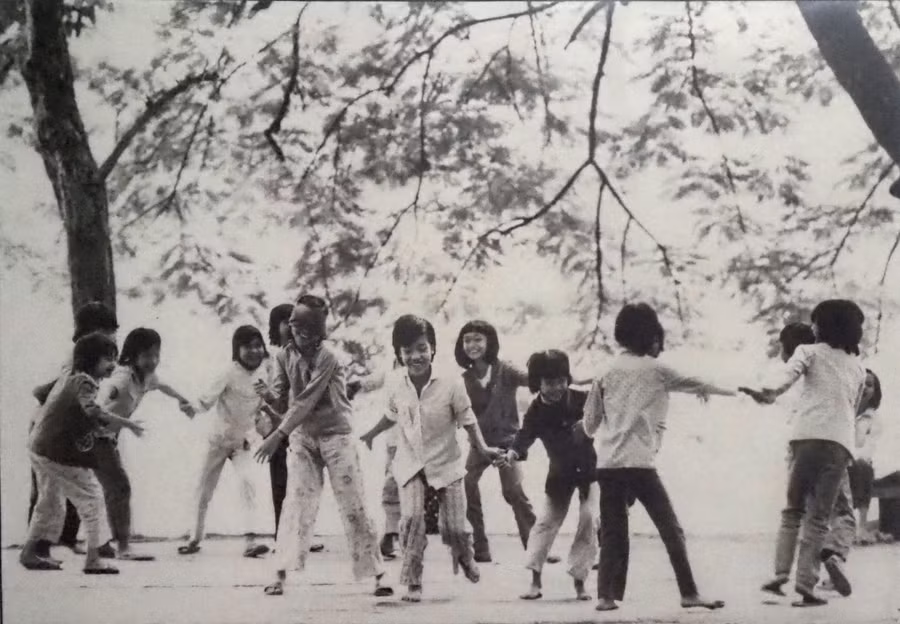 Học sinh thủ đô hồn nhiên vui chơi.