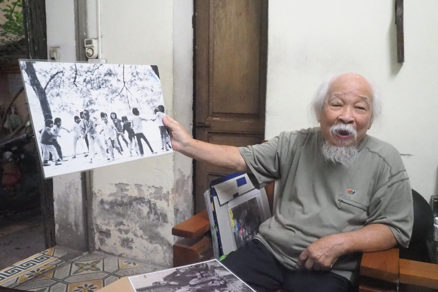 Dù tuổi cao nghệ sĩ nhiếp ảnh Nguyễn Quang Phùng vẫn say sưa ghi lại những khoảnh khắc của Hà Nội.