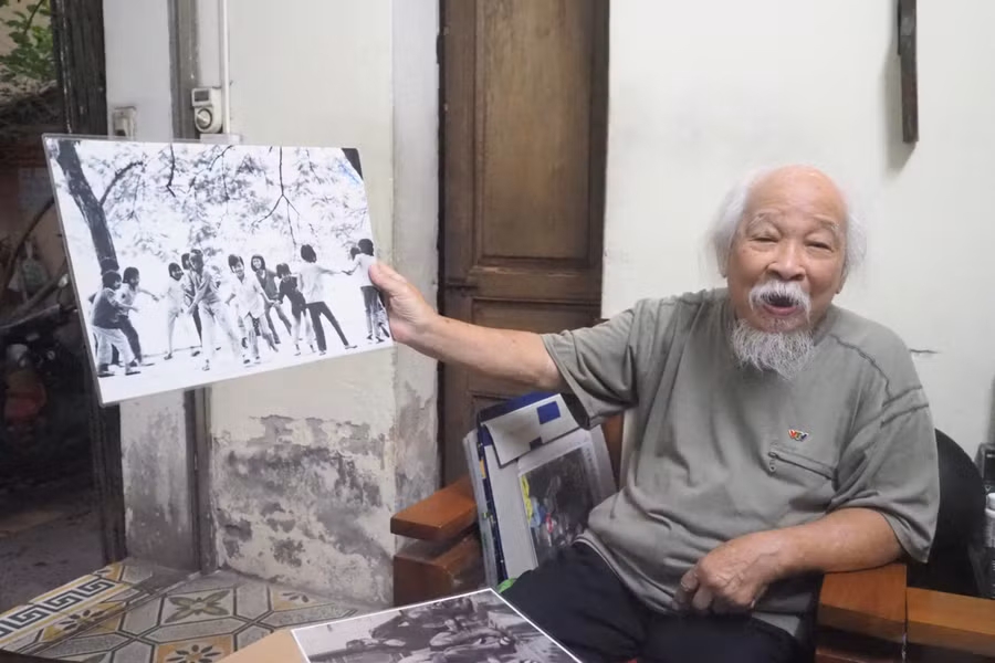 Dù tuổi cao nghệ sĩ nhiếp ảnh Nguyễn Quang Phùng vẫn say sưa ghi lại những khoảnh khắc của Hà Nội.