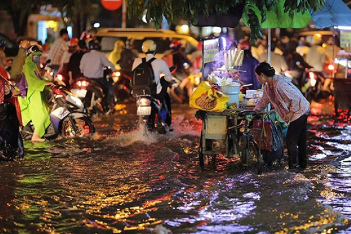 "Giải cứu" ô tô, xe máy bị nhấn chìm trong tầng hầm chung cư