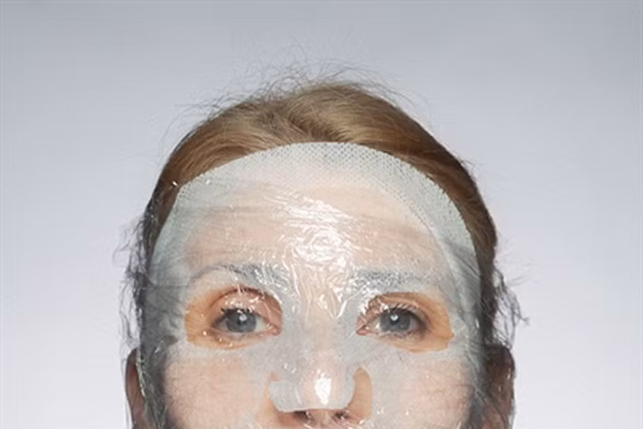 Trẻ hóa làn da bằng màng bọc thực phẩm