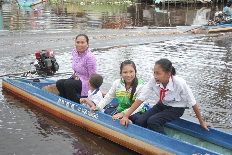 Bão tan, HS miền Tây đi học trở lại