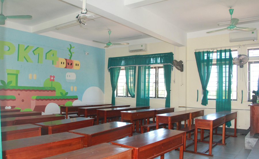 Các phòng thi trang bị đầy đủ quạt mát và bảo đảm ánh sáng cho thí sinh làm bài.