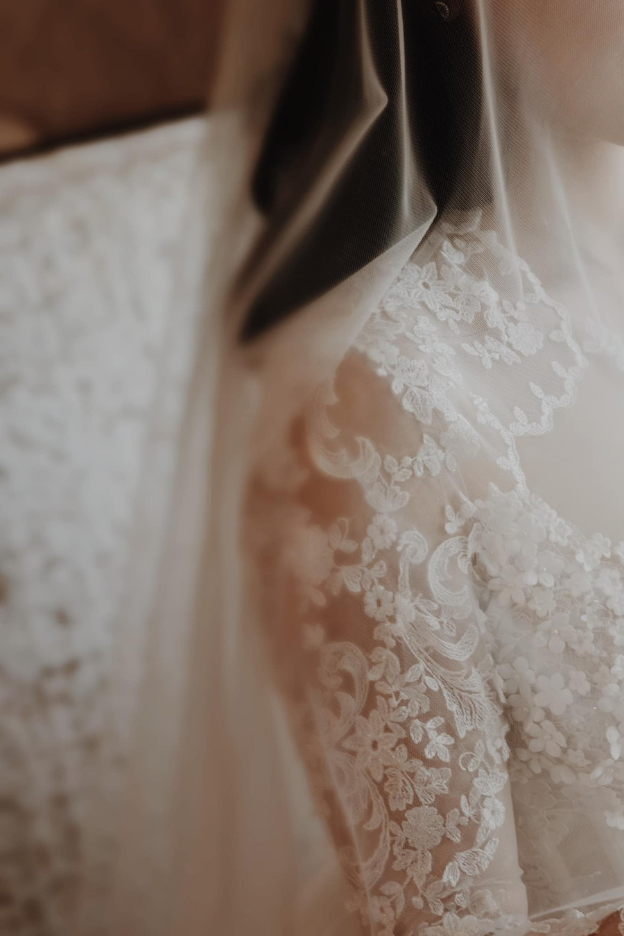 Linh Rin đã hé lộ cận cảnh chiếc váy cưới được thiết kế vô cùng tỉ mỉ. Linh Rin đã hé lộ cận cảnh chiếc váy cưới được thiết kế vô cùng tỉ mỉ.