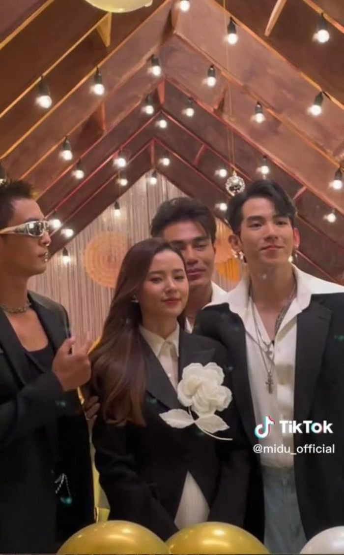 Midu vướng nghi vấn đang mang thai.