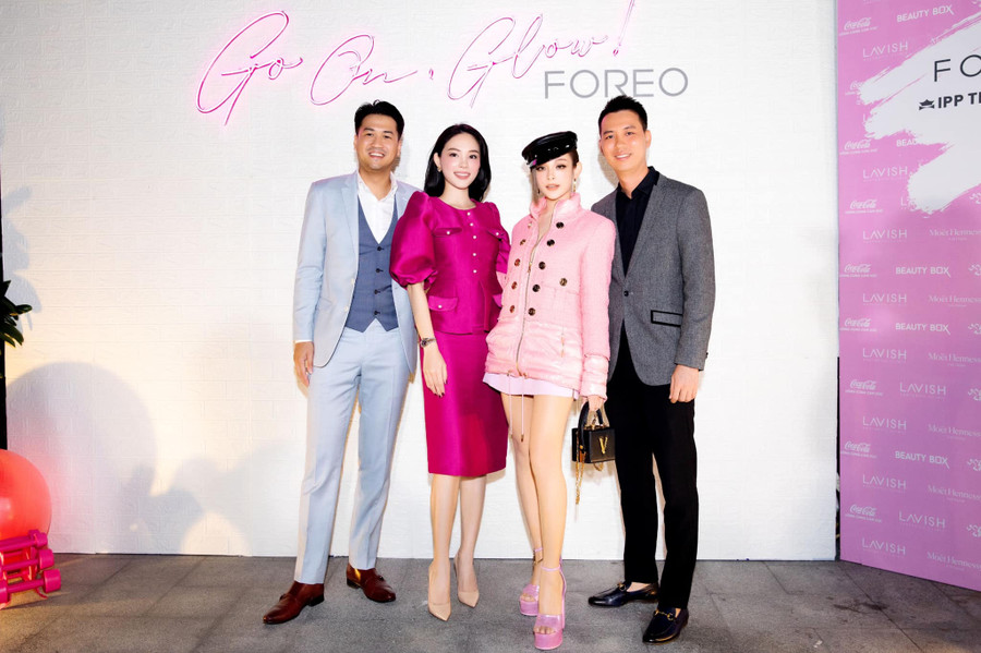 Cách đây không lâu, cặp đôi này cũng đã mời vợ chồng Huyền Baby sang Philippines để dự đám cưới, đồng thời cũng làm bố mẹ đỡ đầu cho con trong tương lai.