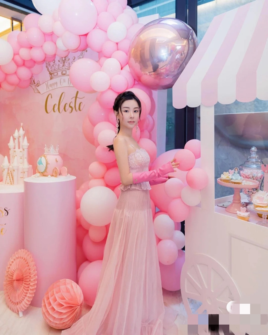 Cố người mẫu Thái Thiên Phượng.