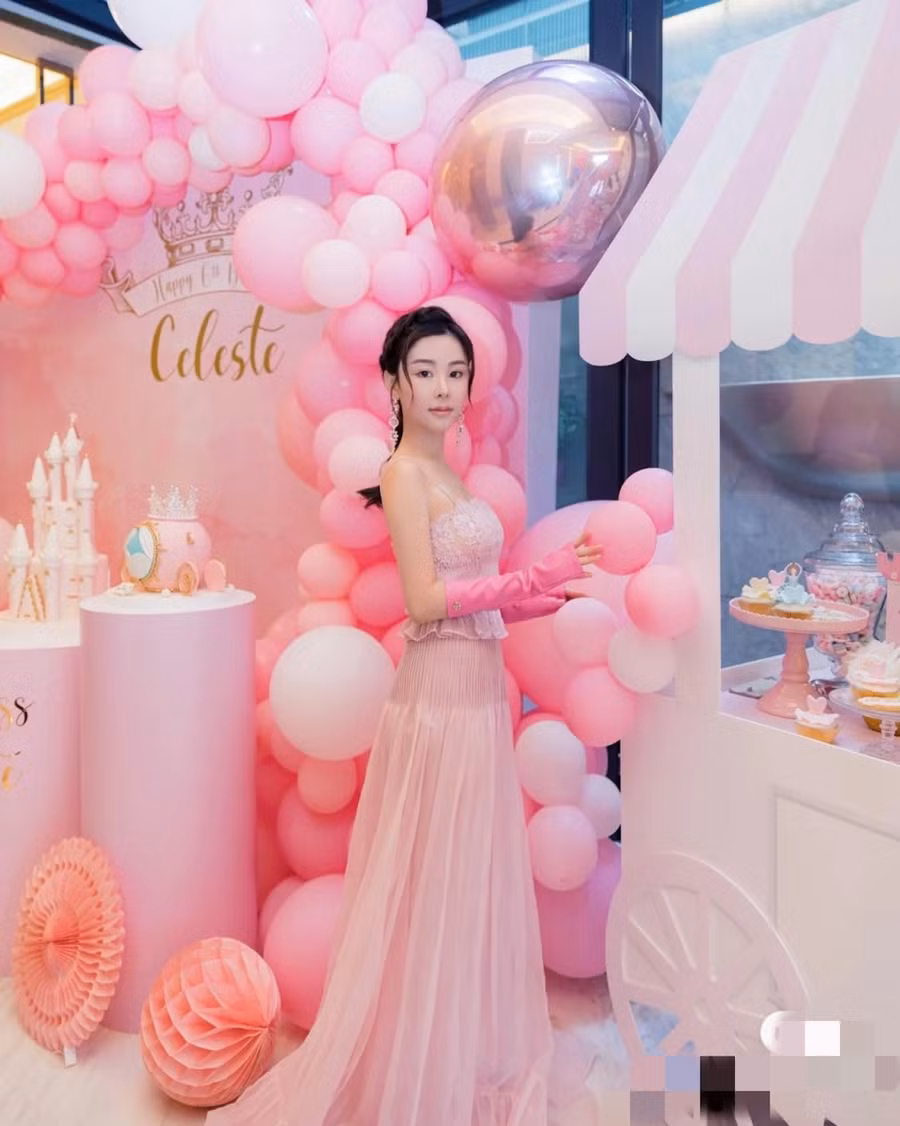 Cố người mẫu Thái Thiên Phượng.