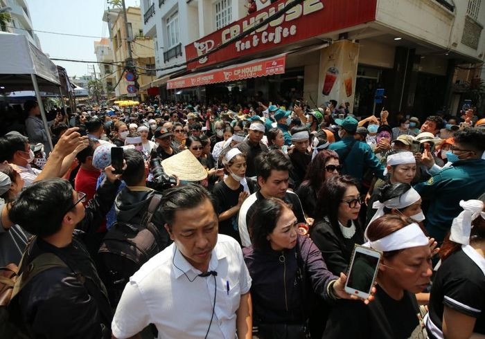Trong ngày cuối cùng của đám tang, rất đông bạn bè, người thân và hàng nghìn khán giả đã tập trung để tiễn đưa cố NSƯT Vũ Linh về với đất mẹ. Ảnh: vietnamnet.vn.