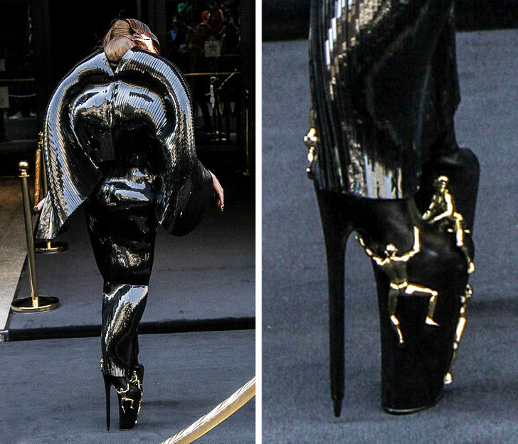 Vào năm 2012, Lady Gaga đã tham dự buổi ra mắt nước hoa của mình với đôi giày cao gót giống với chai nước hoa.