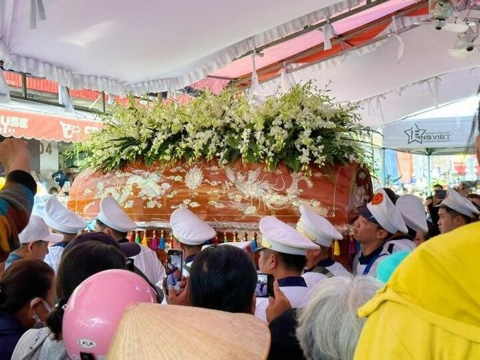 Sau các nghi thức, đúng 11h30 linh cữu của &quot;ông hoàng cải lương&quot; được đưa đi an táng tại nghĩa trang Hoa Viên (Bình Dương). Ảnh: vtcnews.