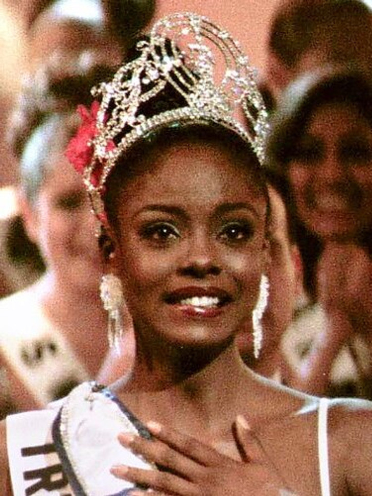 Năm 1998: Người đẹp Wendy Fitzwilliam đến từ Trinidad & Tobago. Năm 1998: Người đẹp Wendy Fitzwilliam đến từ Trinidad & Tobago.